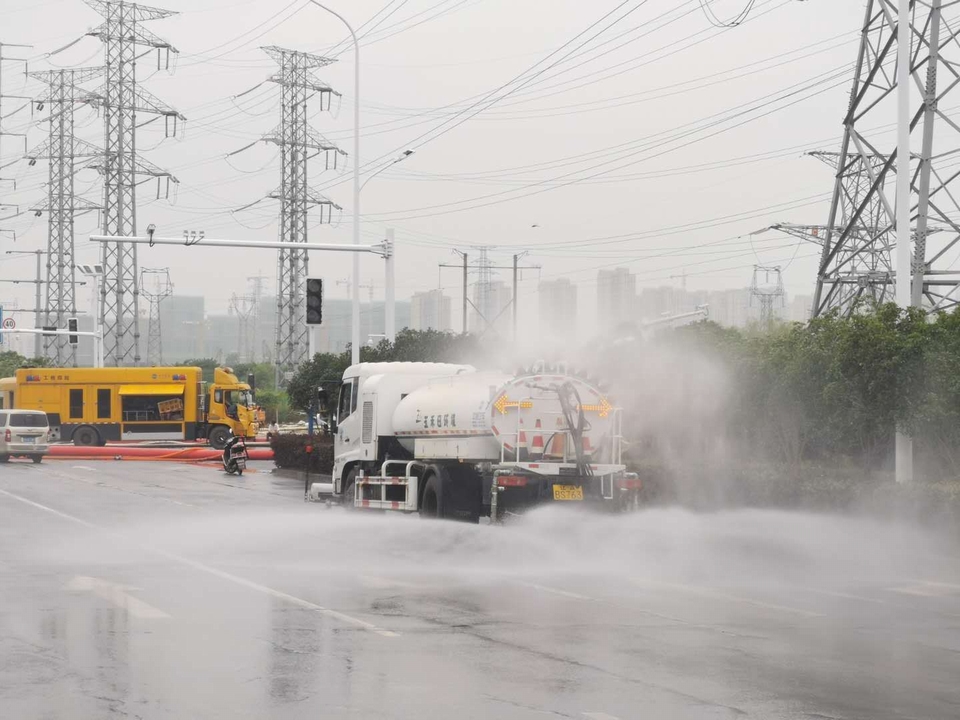 7月21日下午,应急设备对道路进行冲刷、消毒.jpg