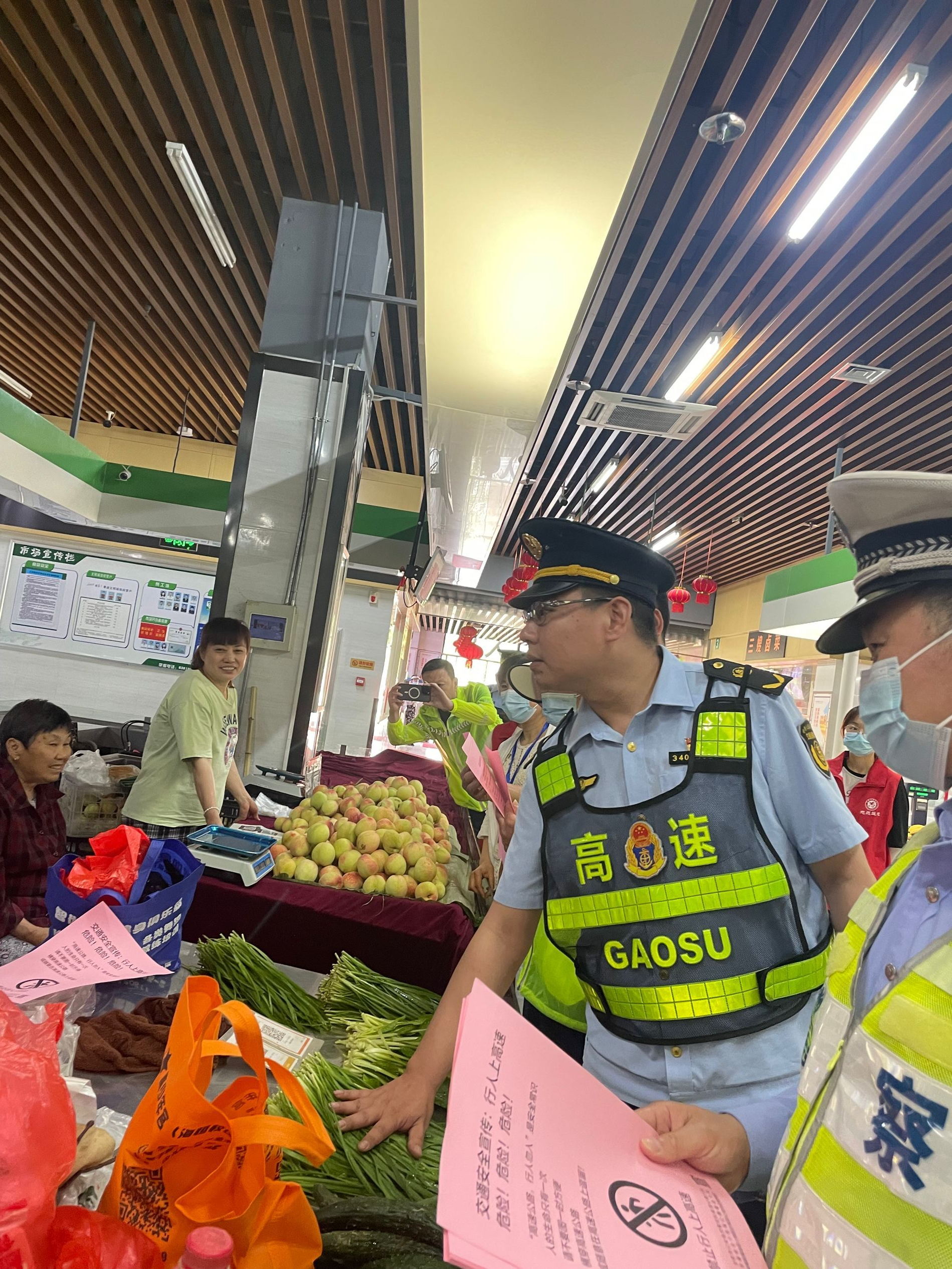 交通宣传进菜市 安全知识入人心照片-1_看图王.jpg