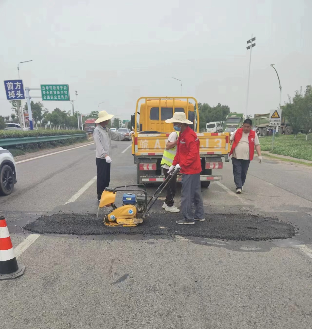 端午节前道路维修养护.jpg